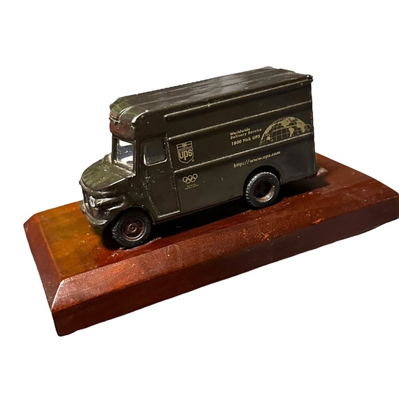 UPS Truck Desk Model on Stand w/Plaque 90th Anniversary 1997 - Picture 6 of 11
